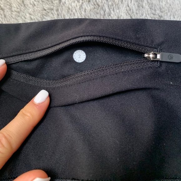Lululemon leggings size 2 Black like new - Picture 9 of 10